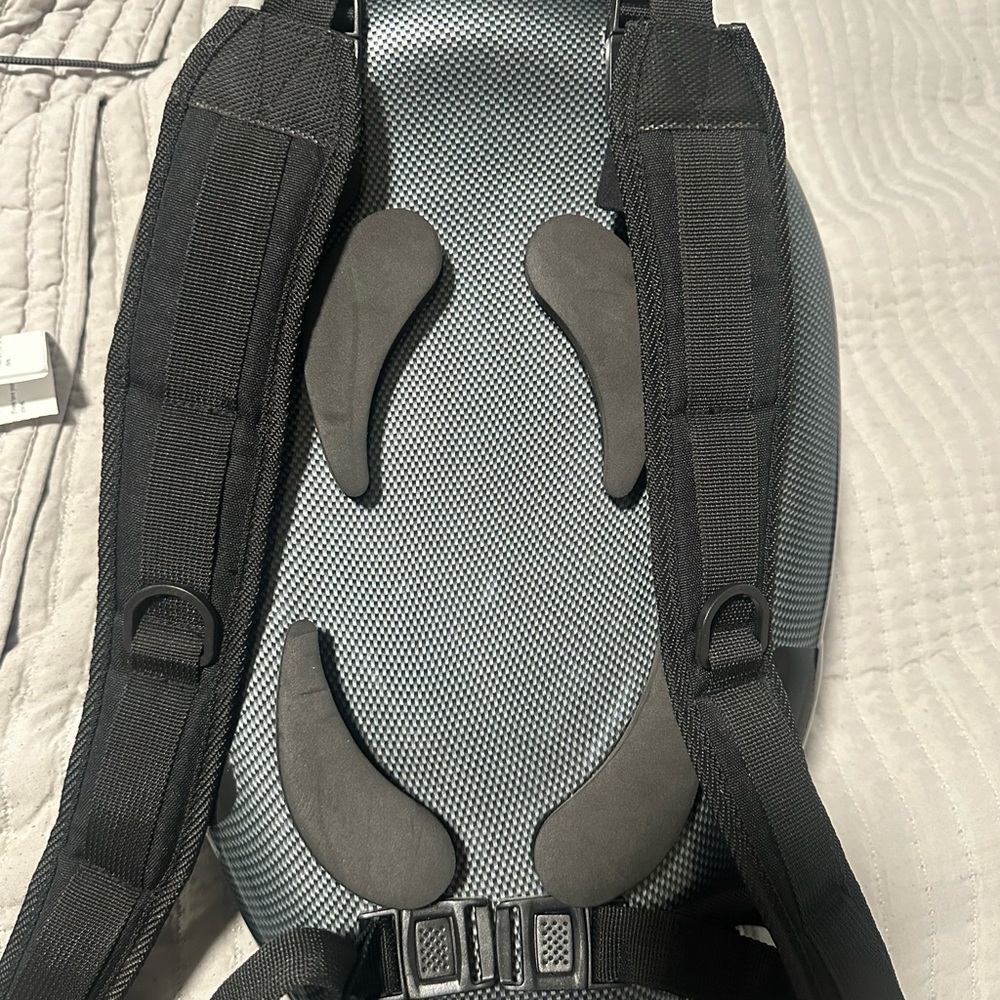 Aerodynamic motorcycle back pack. - Picture 3 of 6